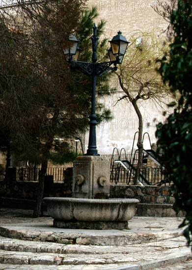 FUENTE CON FAROLA EN LA PLAZA MAYOR
BETETA, EXTERIOR
CUENCA
