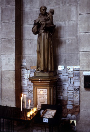 INTERIOR DE LA CATEDRAL DE SAINT FRONT - ESTATUA DE SAN ANTONIO - 1933
PERIGUEUX, CATEDRAL DE SAINT FRONT
FRANCIA

This image is not downloadable. Contact us for the high res.