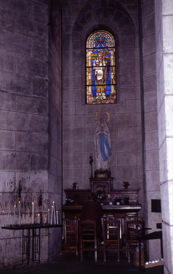 INTERIOR - VIDRIERA CON LA IMAGEN DE SAINT FRONT SOBRE LA ESTATUA DE LA INMACULADA CONCEPCION
PERIGUEUX, CATEDRAL DE SAINT FRONT
FRANCIA

This image is not downloadable. Contact us for the high res.