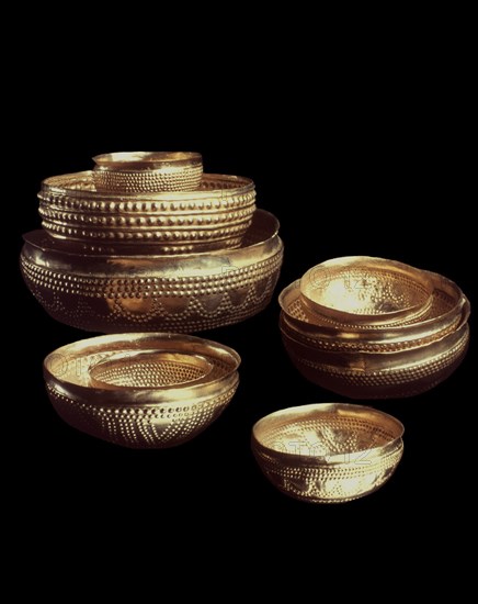 TESORO DE VILLENA - EDAD DEL BRONCE - CUENCOS DE ORO - 1000 AC
VILLENA, MUSEO ARQUEOLOGICO JOSE MARIA SOLER
ALICANTE