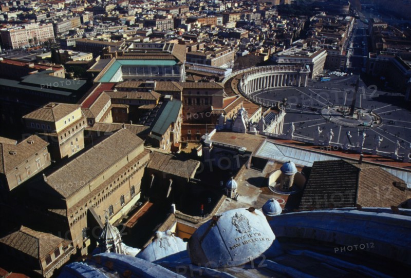 La place Saint Pierre et la cité du Vatican, à Rome