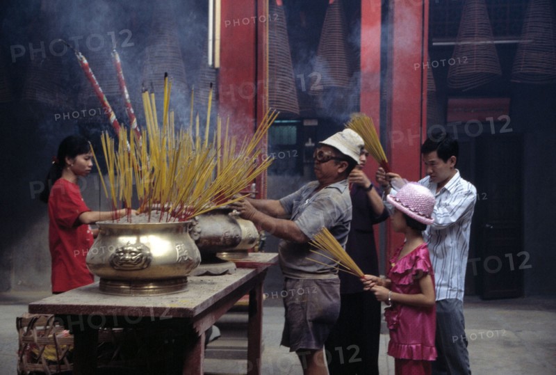 Des fidèles font brûler de l'encens dans un temple taoïste à Saïgon, au Vietnam