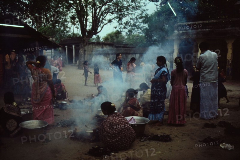 Des villageois préparent des mets à l'occasion du festival hindou "Pongal"