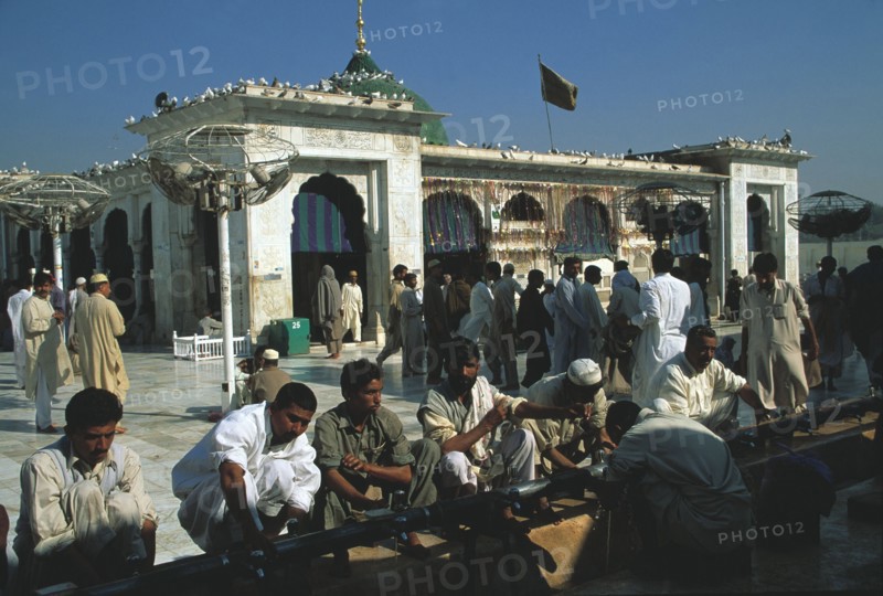 A Lahore, au Pakistan, des fidèles font leurs ablutions, appelées "wadu"