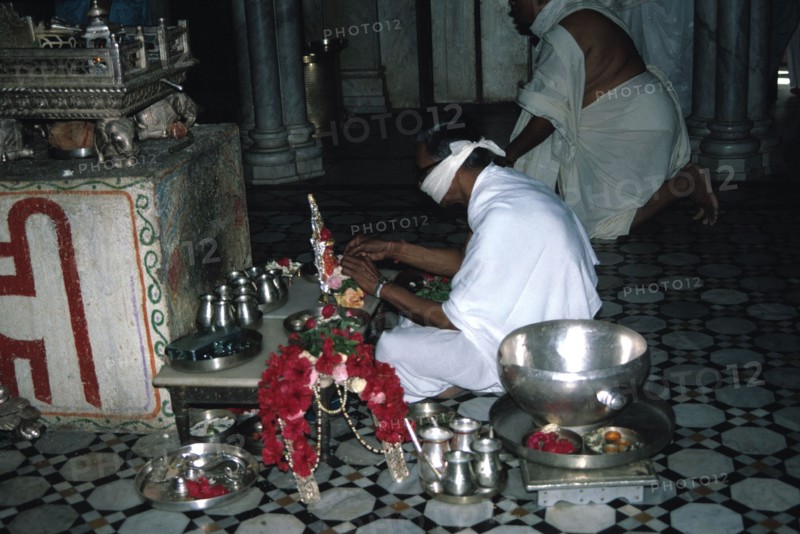 Cérémonie religieuse au temple Jain Temple à Mumbai, en Inde
