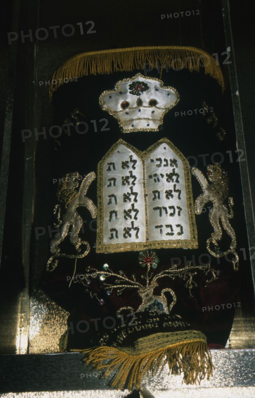 Une étoffe de velours richement brodée recouvre la Torah, qui est conservée à l'intérieur de l'Arche