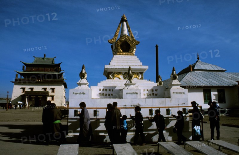 Des fidèles agitent des moulins à prière et un stupa, à Oulan Bator, en Mongolie