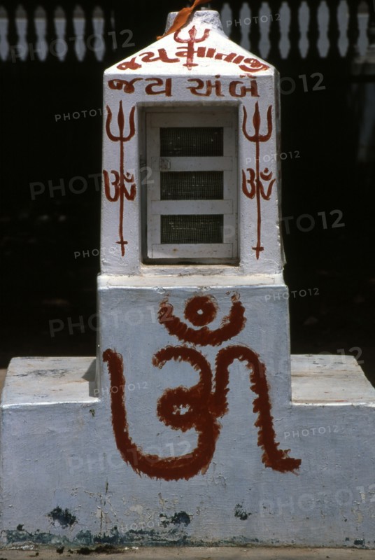 Symbole sacré du "Om" sur une petite châsse dans un village en Inde
