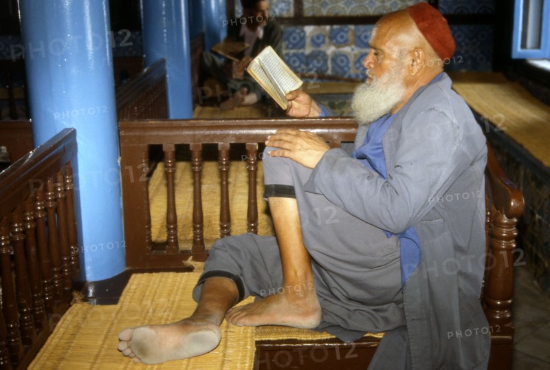 Un pratiquant dans une synagogue sur l'île de Djerba, Tunisie