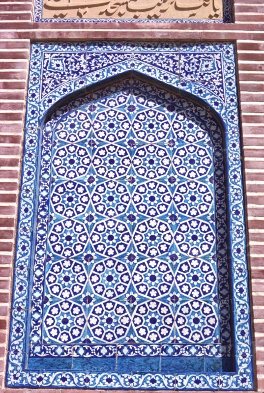 Travail de tuiles en céramique, à la mosquée du Shah Jehan, à Thatta au Pakistan