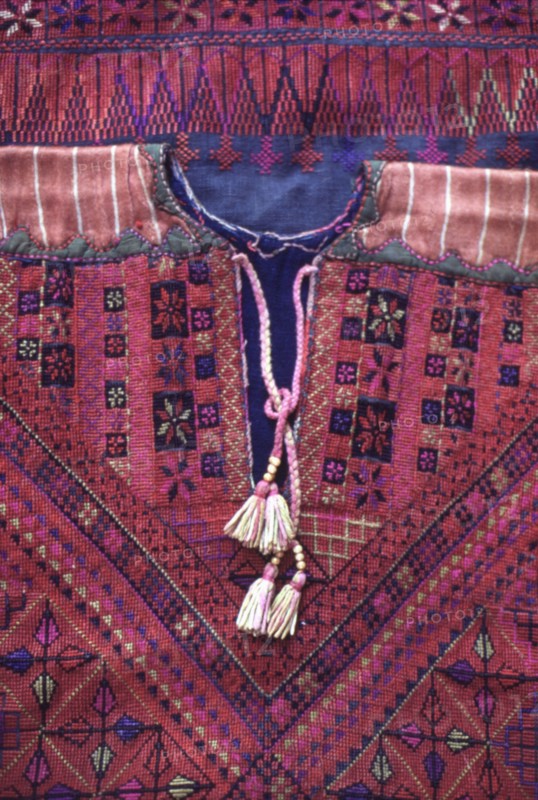 Costume palestinien, Robe brodée