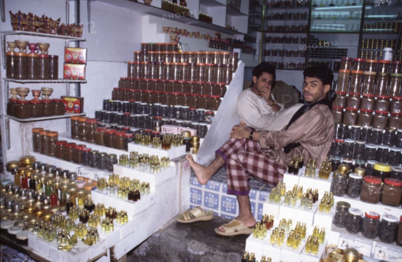 Boutique de parfums dans un souk de Mutrah, quartier de Muscat, Sultanat d'Oman