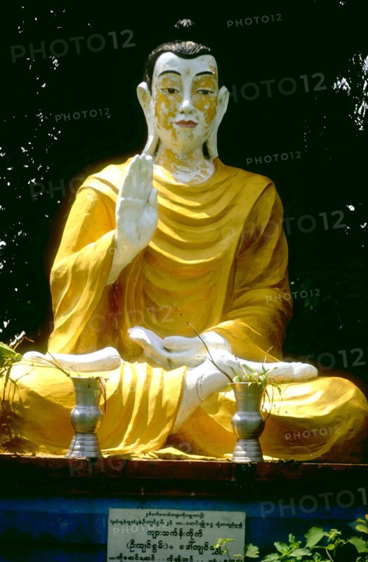 Bouddha, la main levée