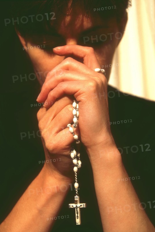 Une fidèle disant son rosaire