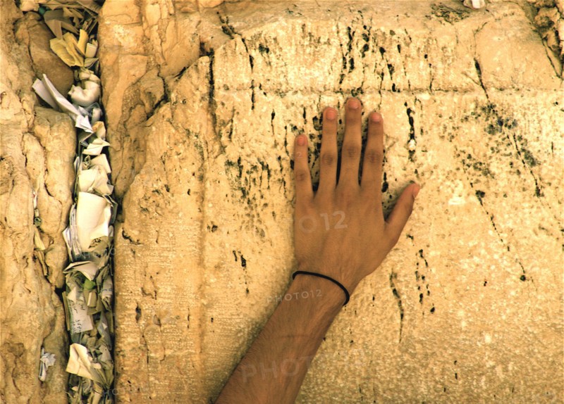 CHR1013BM_Western_wall_praying_boy