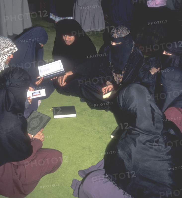 Bangladeshi Muslim women studying the Quran in East LOndon Mosque