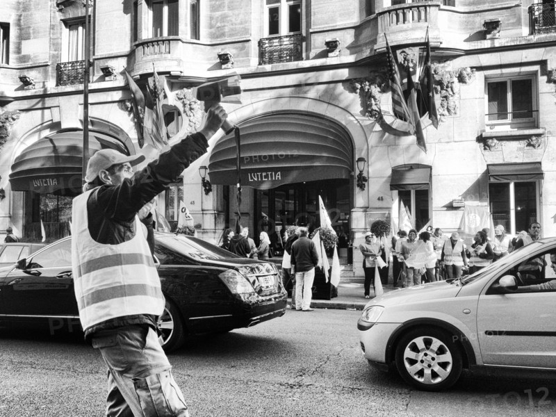 Manifestation devant l'hôtel Lutetia à Paris