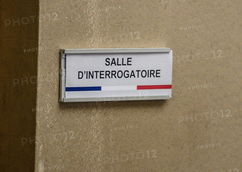 Salle d'interrogatoire d'un commissariat