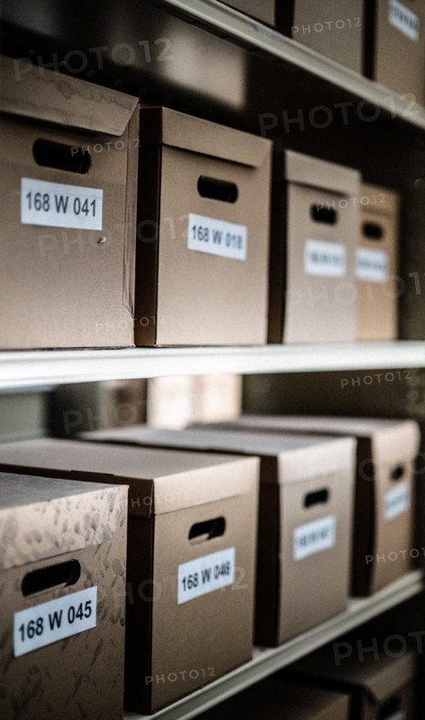 Cartons d'archives dans un commissariat