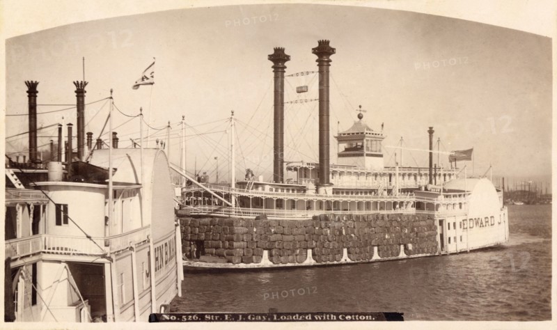 Bateau à vapeur chargé de coton sur le Mississipi