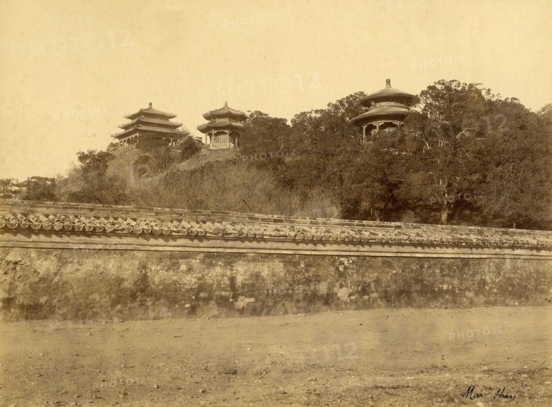 Mai Shan temple on Coal Hill in Peking (China)