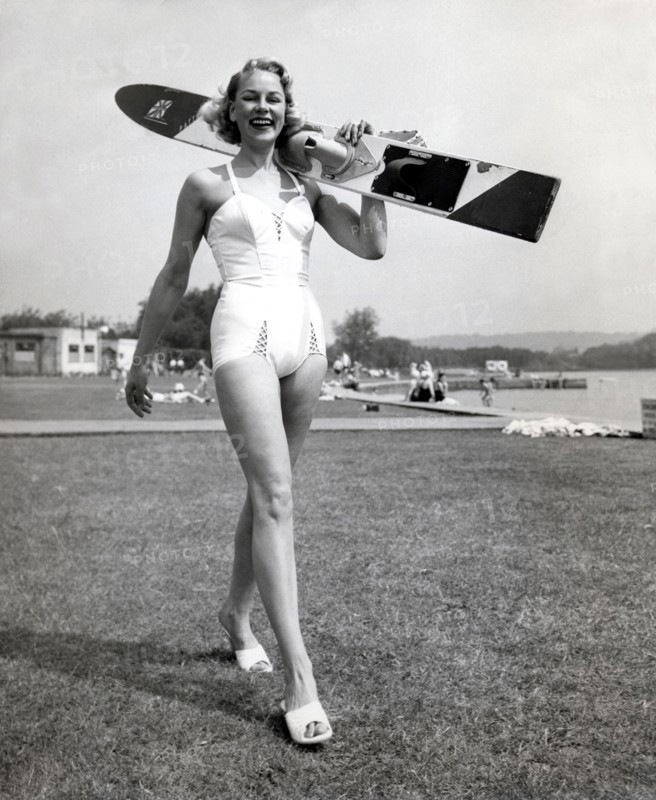 Le mannequin Patti Morgan portant un ski nautique