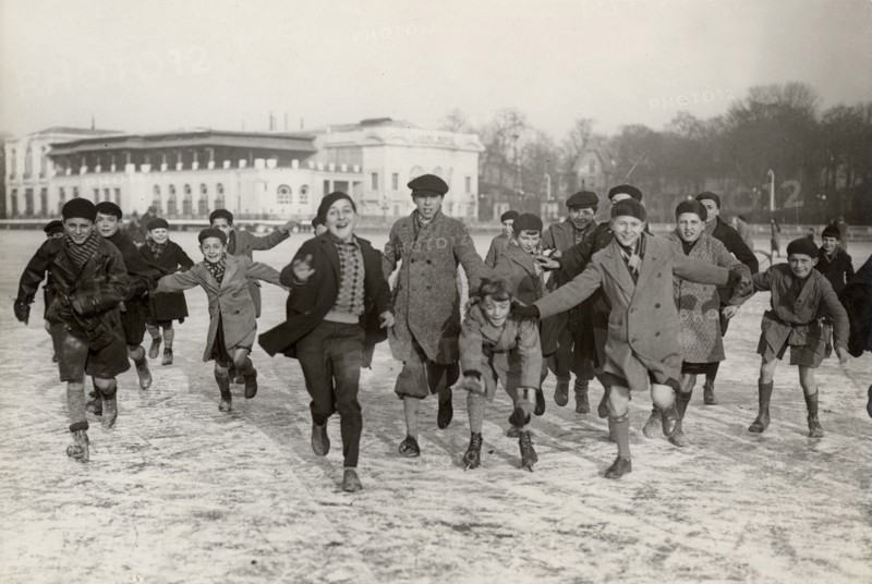 Ice skating on Lake of Enghien (1933)
