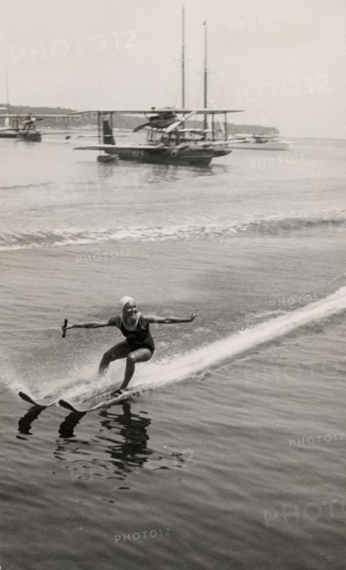 Daniela Parola (actrice) faisant du ski nautique