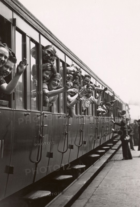 Départ en train des parisiens pour les trois jours de vacances de la Pentecôte (1939)