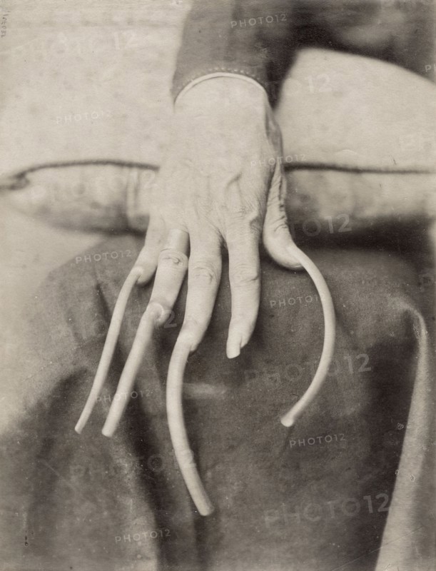 Chine, main aux ongles non coupés