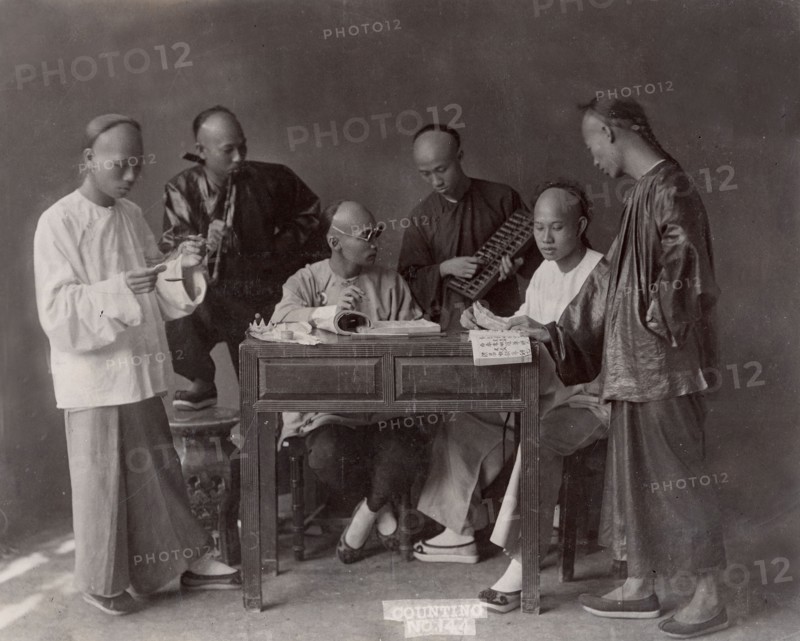 Chine, groupe de comptables et leurs bouliers
