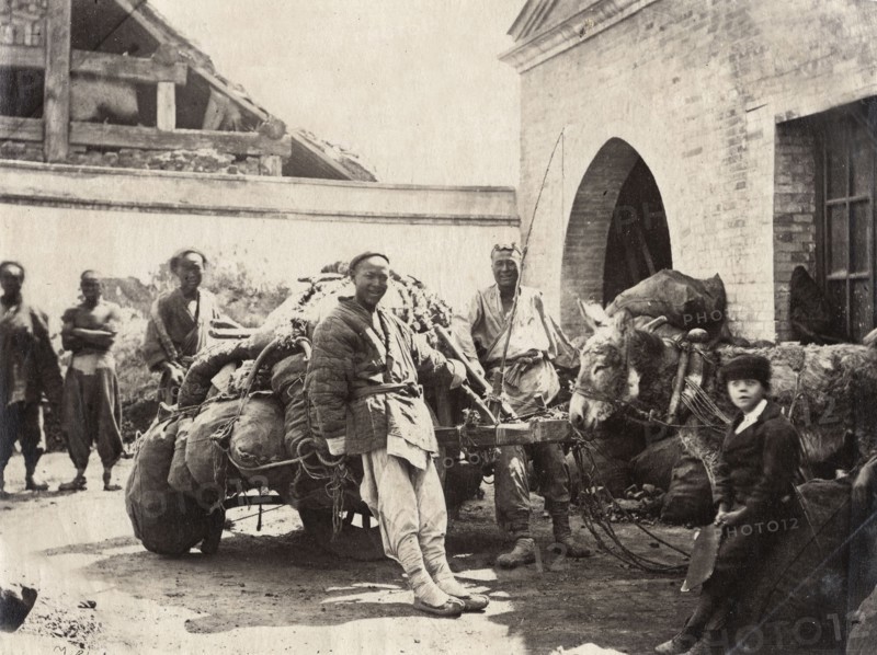 China, Peking. Photographer assistant and Chinese coolies