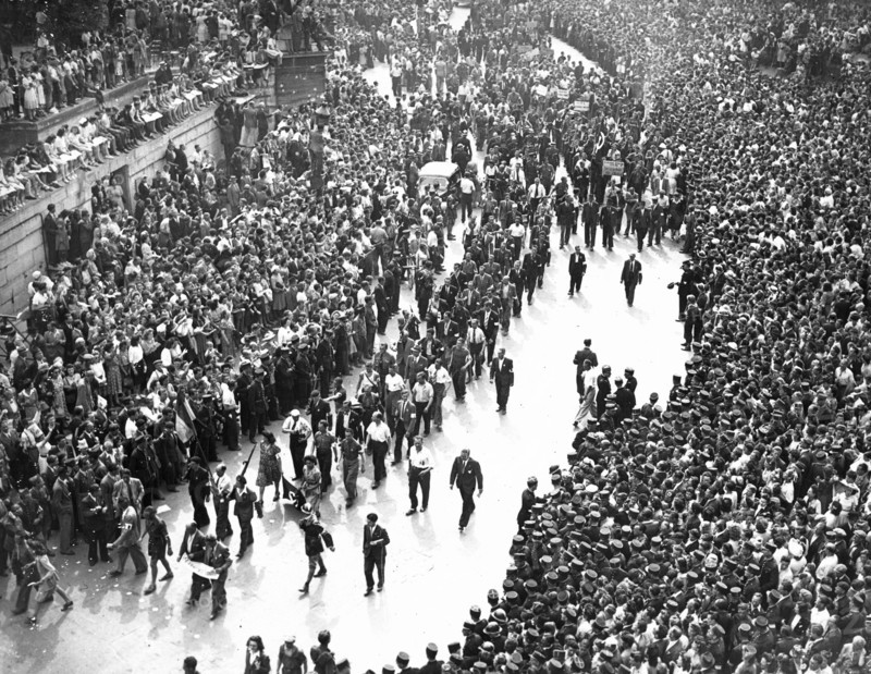 Popular support parade in favour of General de Gaulle, during the Resistance uprising in Paris (August 1944)