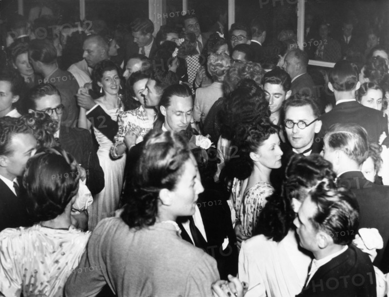 Bal populaire de la rue Lauriston, à Paris, sous l'Occupation allemande (1944)