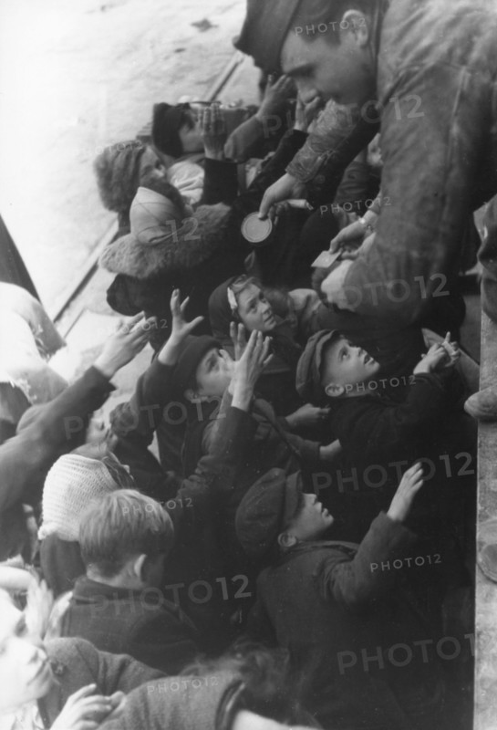 Allied troops distributing supplies and candies to French children, during the Liberation (August 1944)