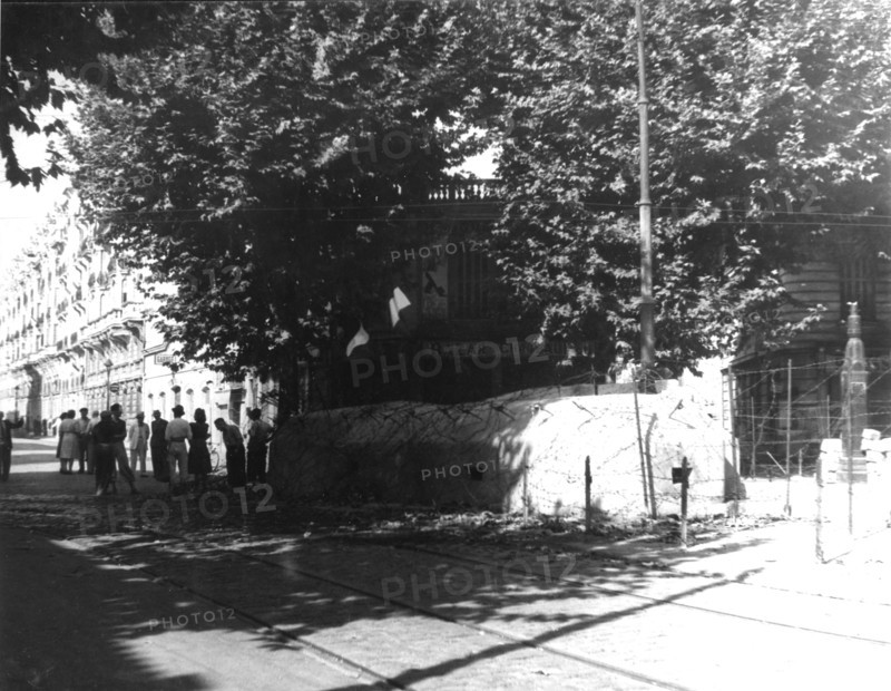 Scène de rue à la libération de Paris (août 1944)
