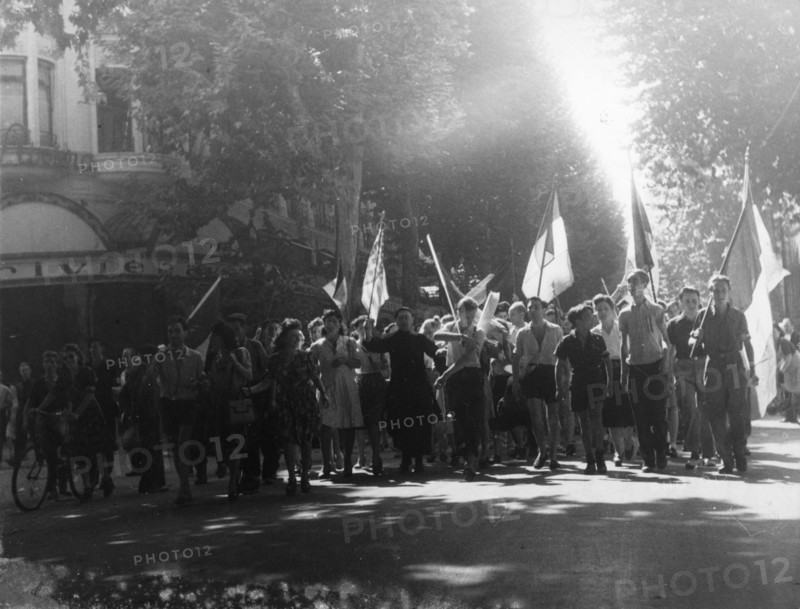 Scene of cheering crowd during the Liberation of France (August 1944)