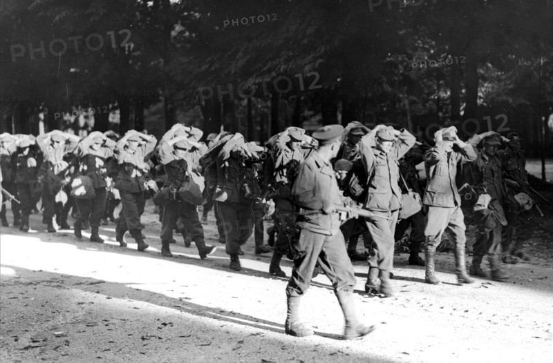 Reddition d'une unité allemande à la Libération de Paris, près du jardin du Luxembourg (août 1944)