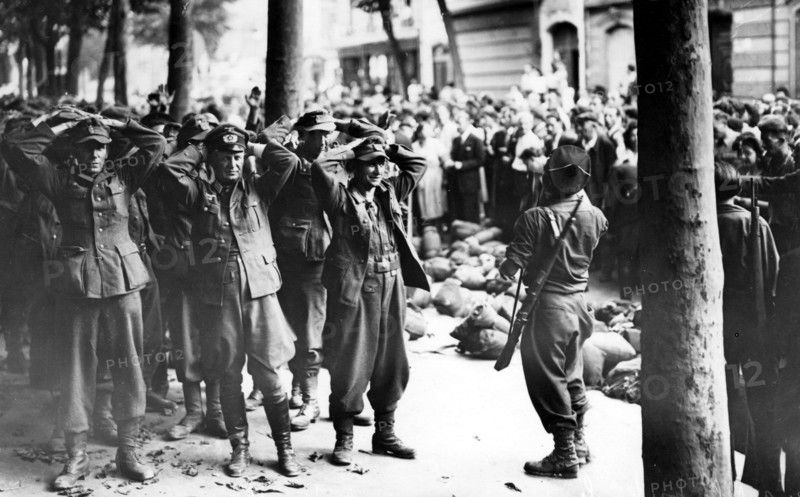 Reddition d'une unité allemande à la Libération de Paris, près du jardin du Luxembourg (août 1944)