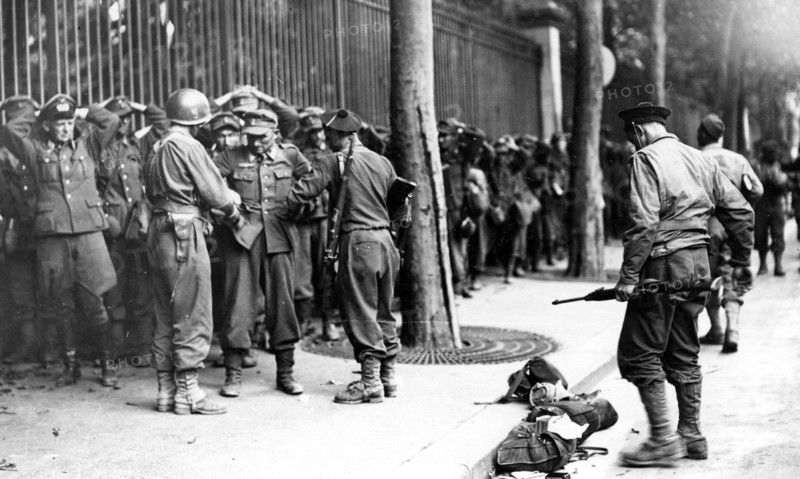 Surrender of a German unit at the Liberation of Paris, near the Jardin du Luxembourg (August 1944)