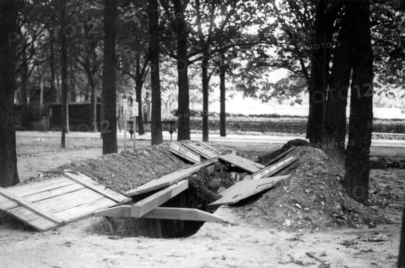 Trench digged during the Liberation of Paris, probably at the Jardin du Luxembourg (August 1944)