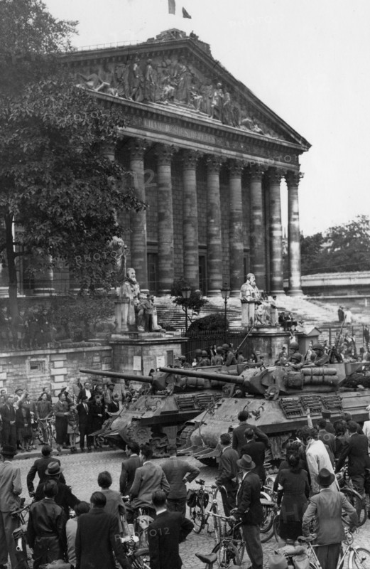 Défilé de chars devant l'Assemblée Nationale à Paris, lors de la Libération (août 1944)