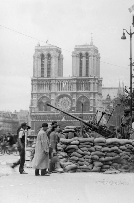 Barricade in front of Notre-Dame de Paris (August 1944)