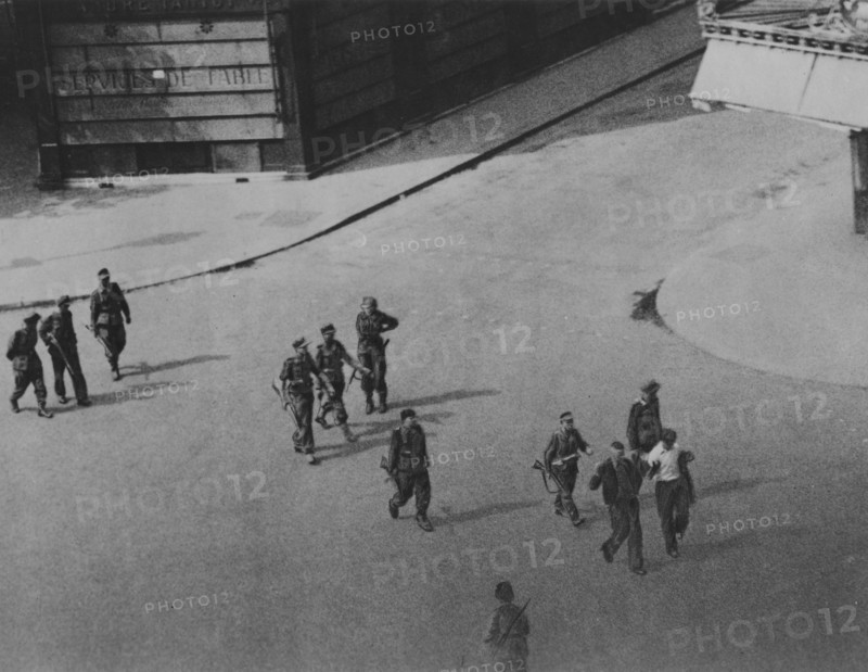 Arrest of members of the F.F.I. by the Germans, during the Liberation of Paris (August 1944)