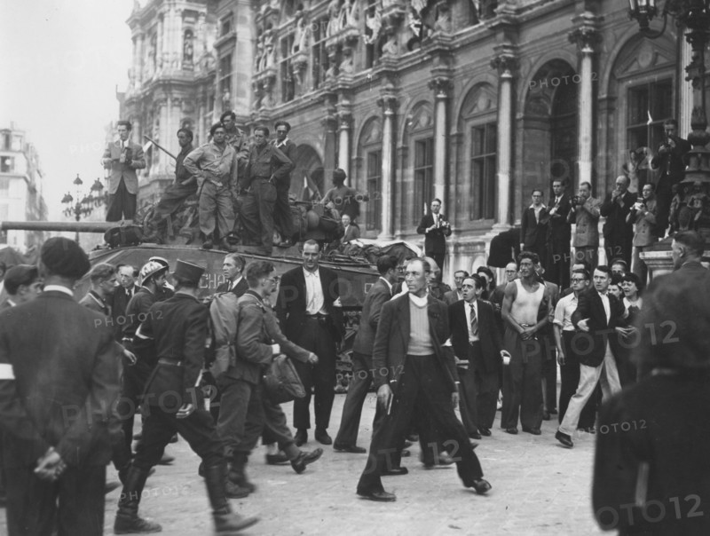 A group of patriots in front of the Hotel de Ville, during the Liberation of Paris (August 1944)