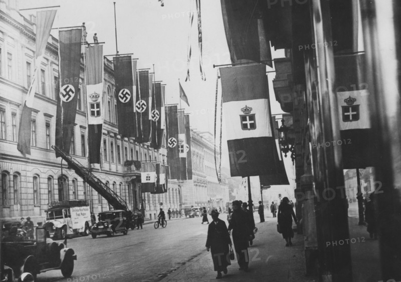 A Berlin, les rues pavoisées pour la visite de Mussolini (1937)