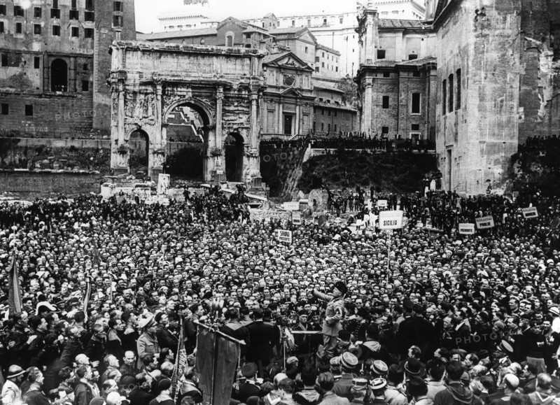 Mussolini adressing Italians volunteering for war service (1934)