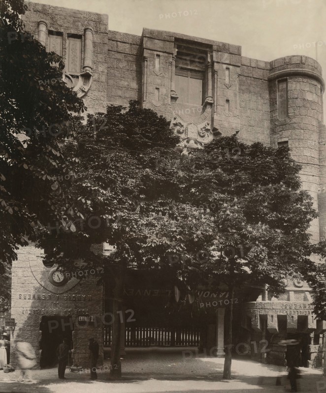 Paris. 1900 World Exhibition. The Upside down manor.
