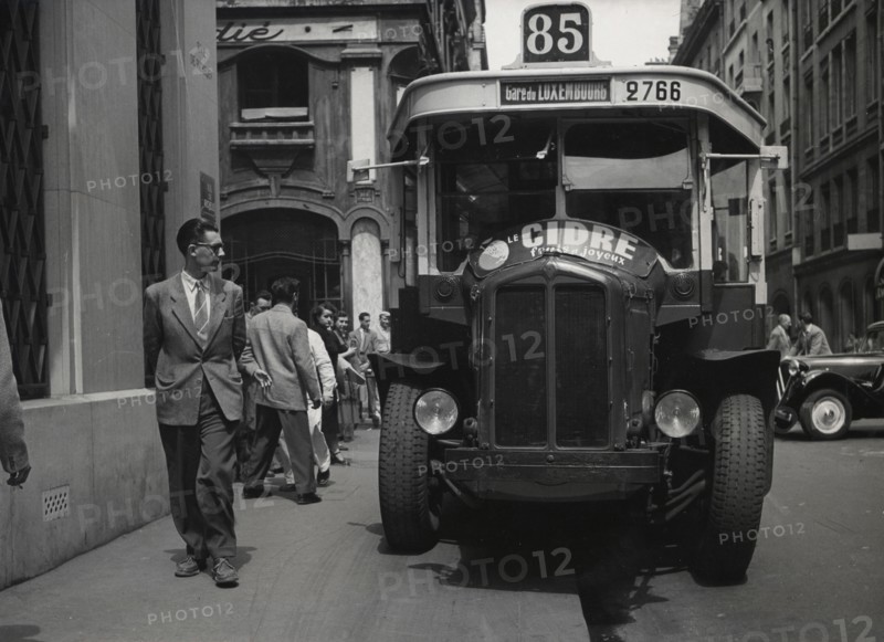 Autobus empruntant le trottoir