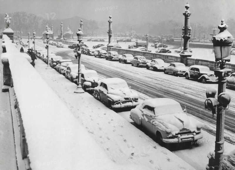 Concorde square under the snow in Paris